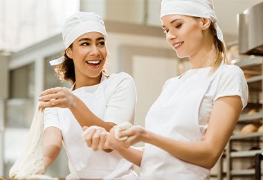 Profesionales preparando pupusa. Profesionales preparando pupusa salvadoreña.