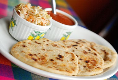 Pupusa casera con queso morolique.