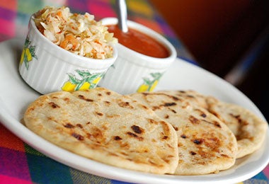Pupusa de loroco casera.