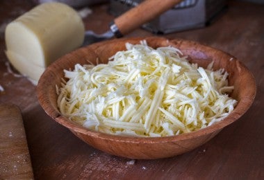 Queso blanco rallado.