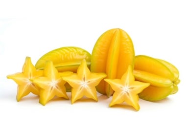 Rodajas de carambola en fondo blanco.