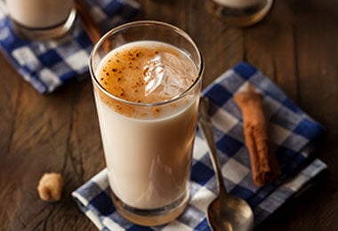 Semillas de morro en vaso de horchata. Semillas de morro en vaso de horchata casera.