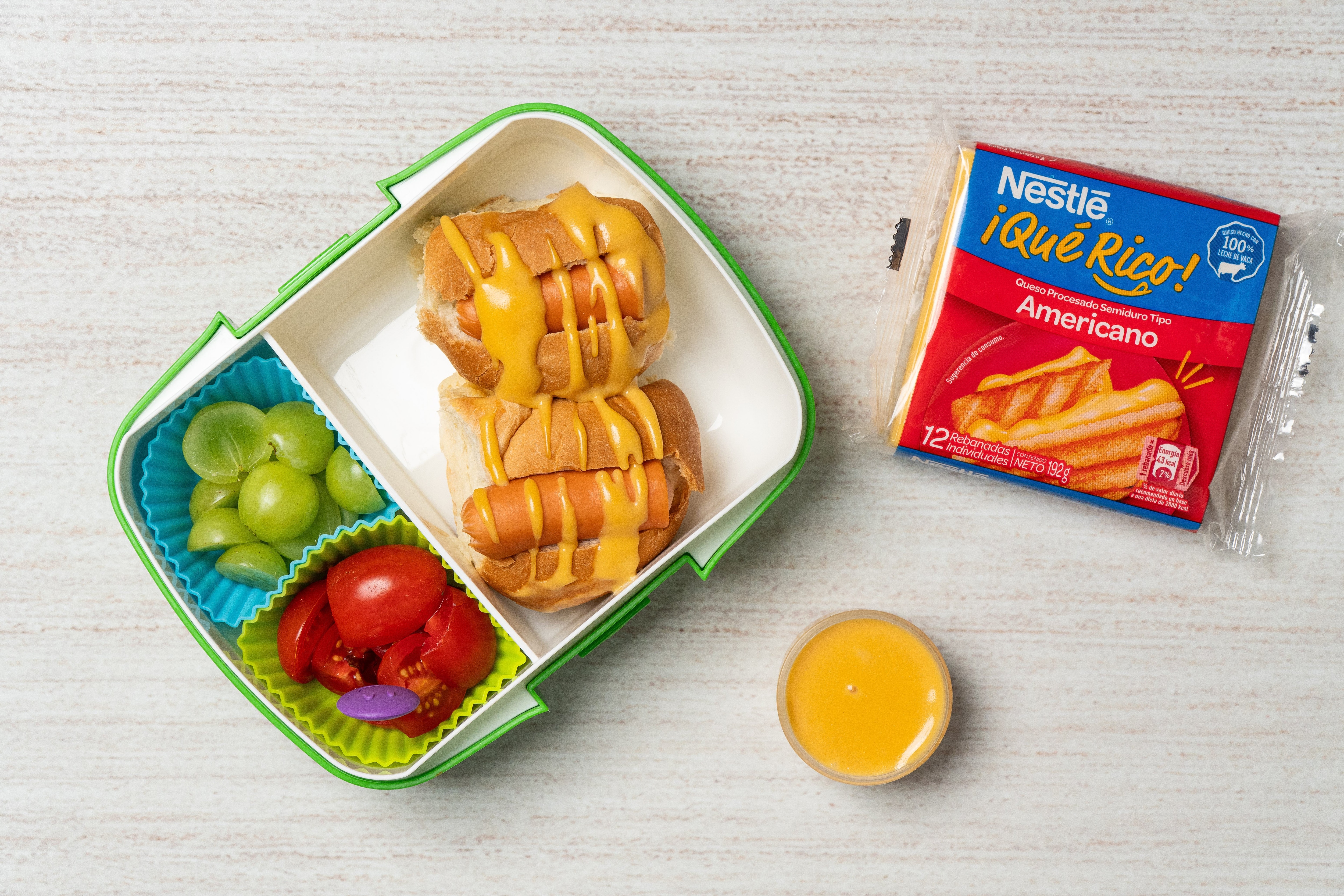 Mini hot dogs con salsa de queso Mini hot dogs con salsa de queso