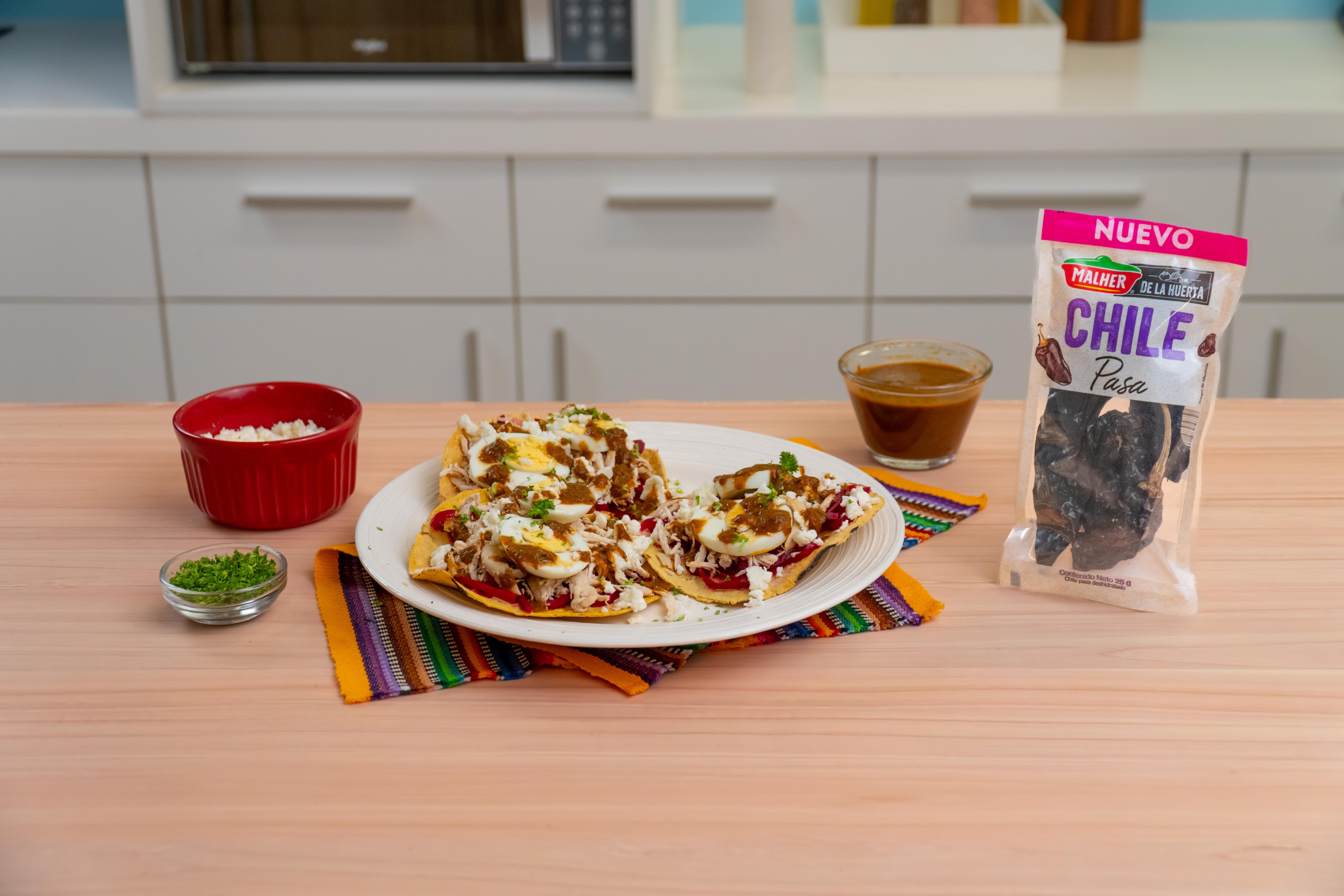 tostadas de pollo con chile pasa