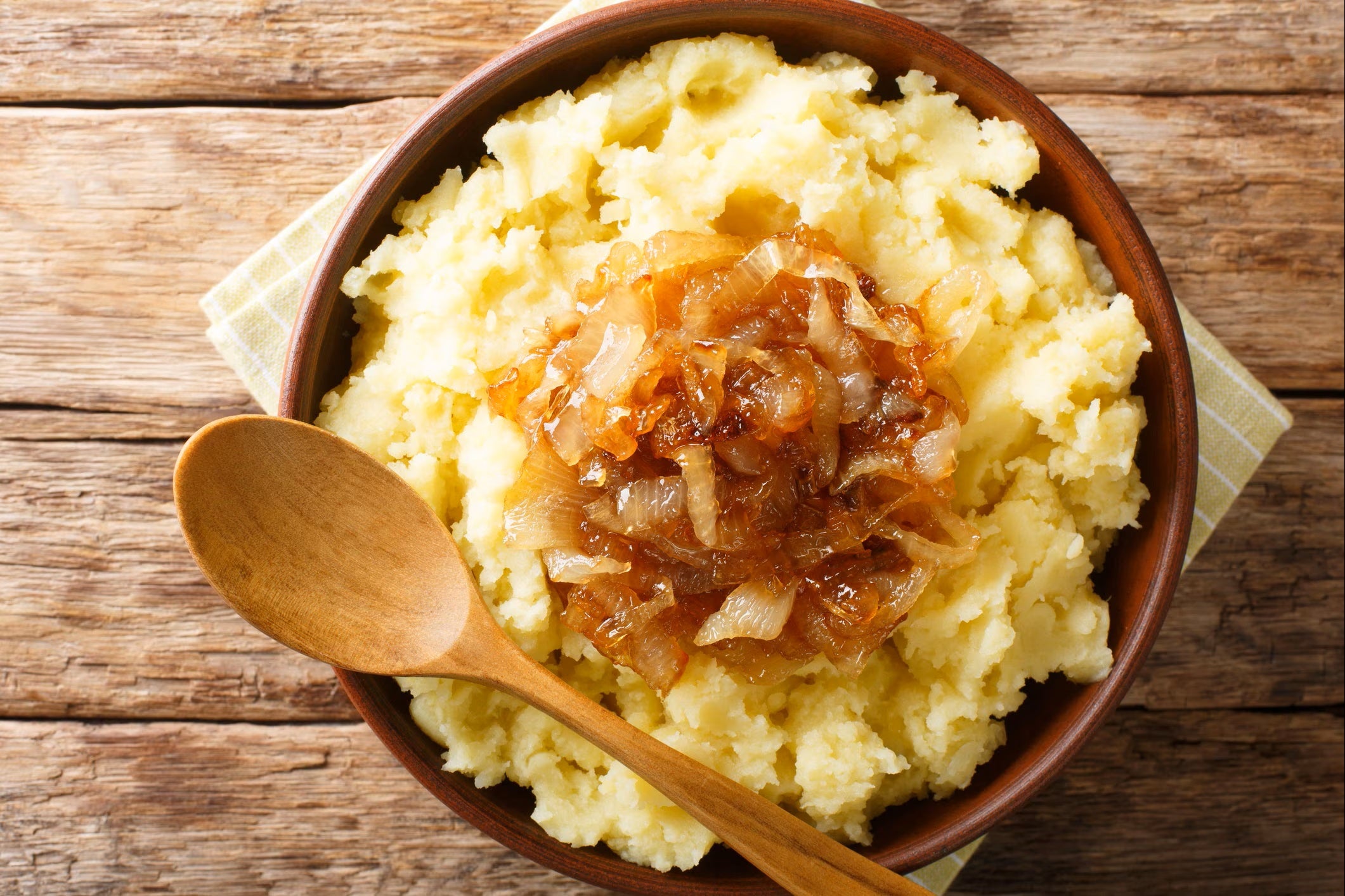 Puré de papas con cebolla caramelizada​