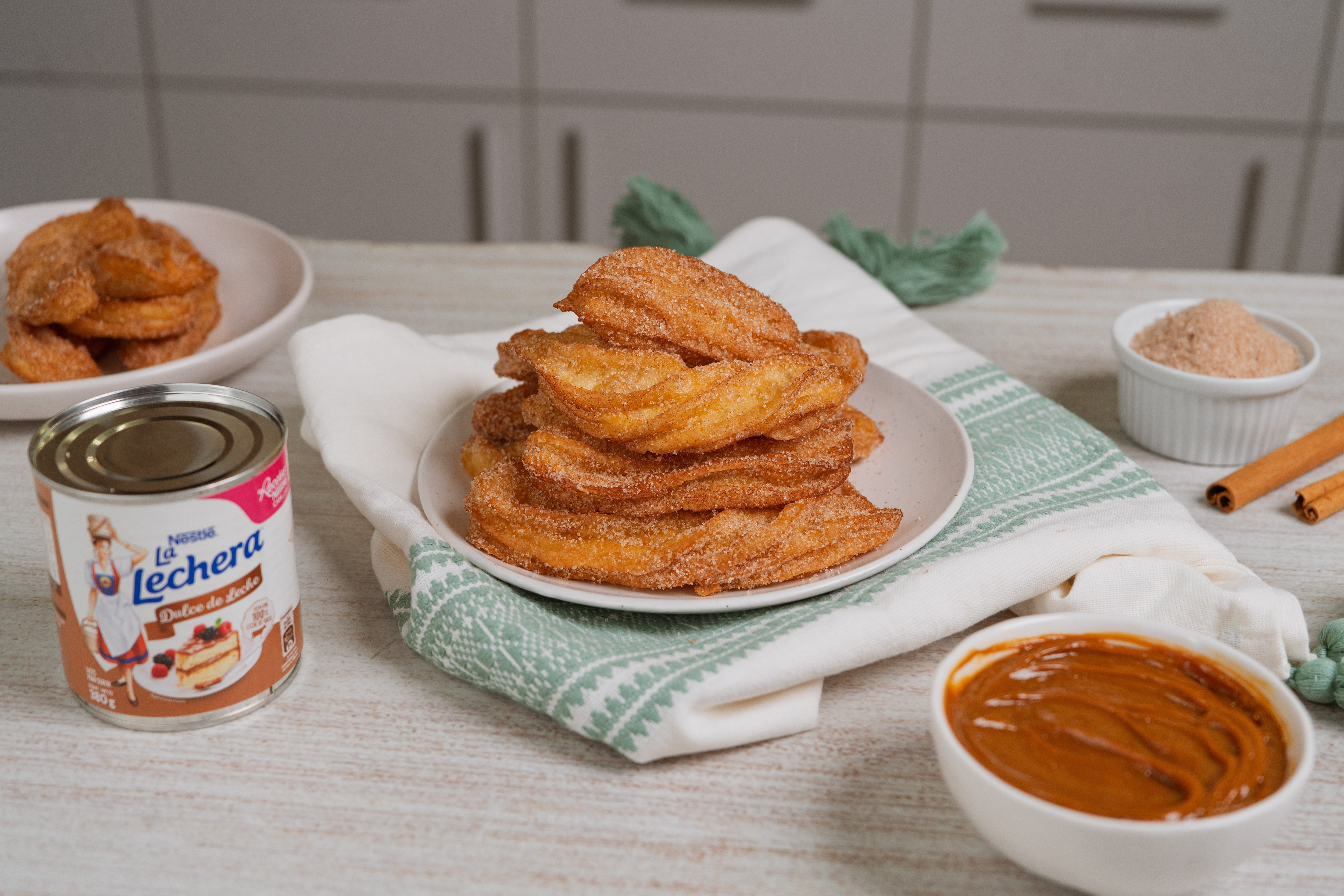 Churros Dorados con Dulce de Leche