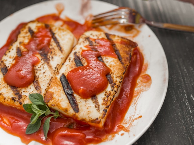 Queso Tostado en Salsa de Tomate