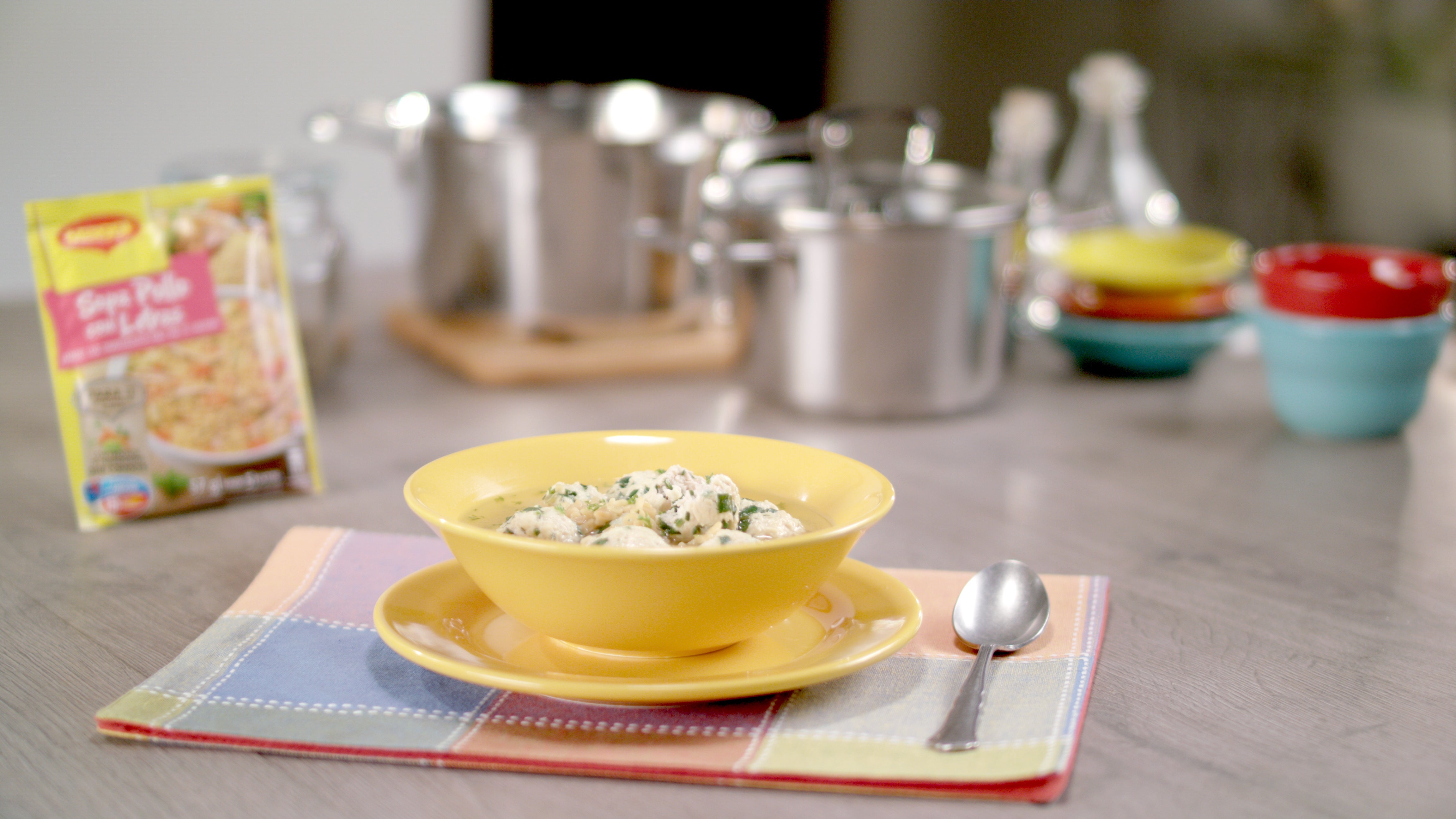 Sopa de Letras con Albóndigas y Espinacas