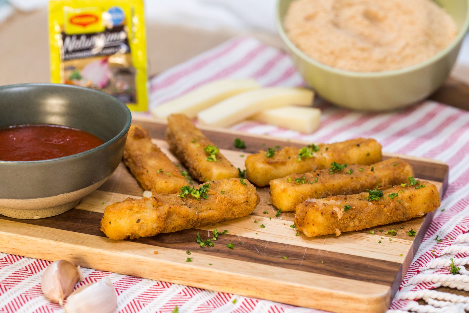 Deditos de mozzarella con salsa de tomate
