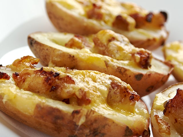 Cáscaras de papas rellenas de pollo