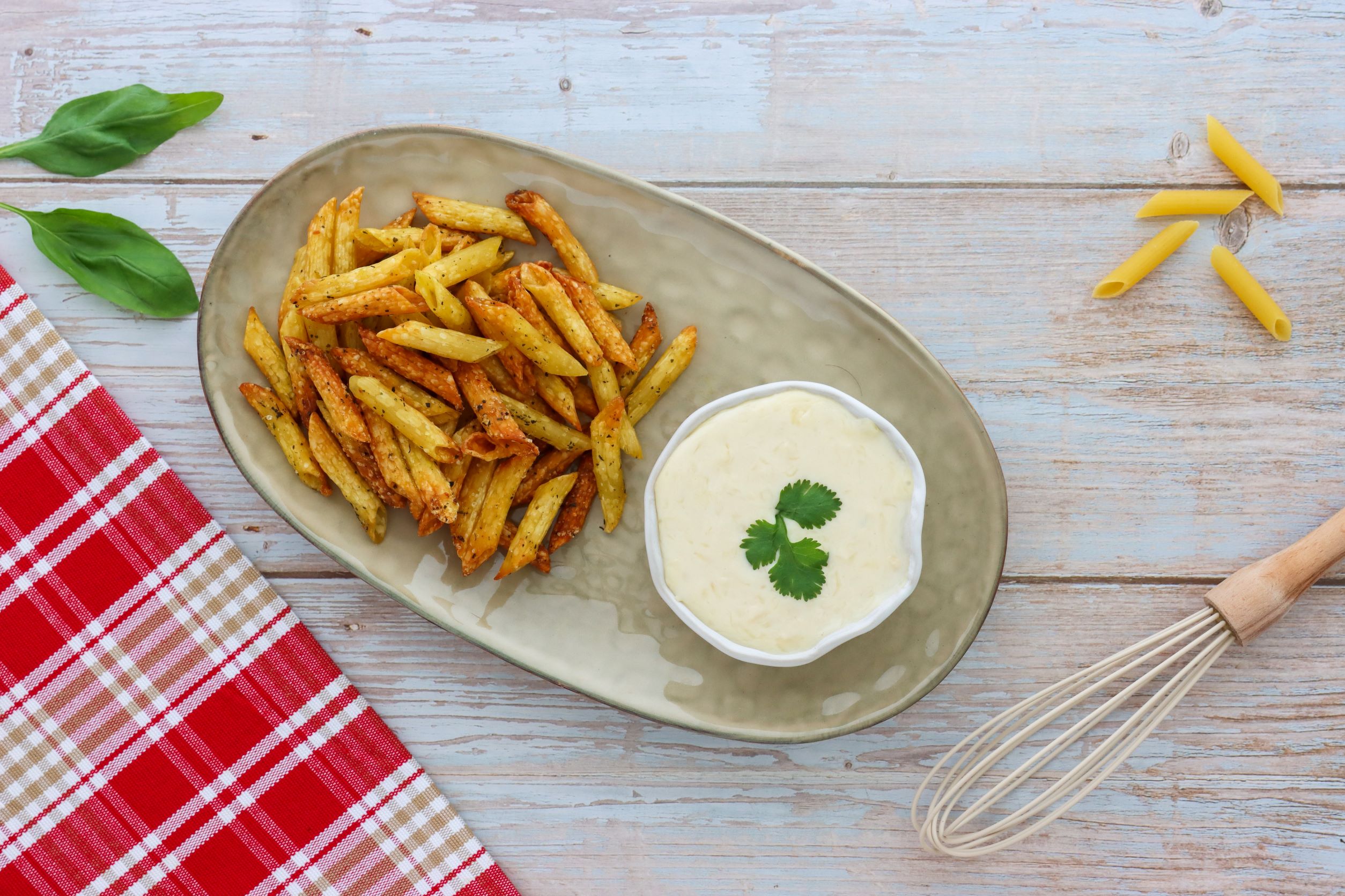Pasta Chips con Salsa de Queso