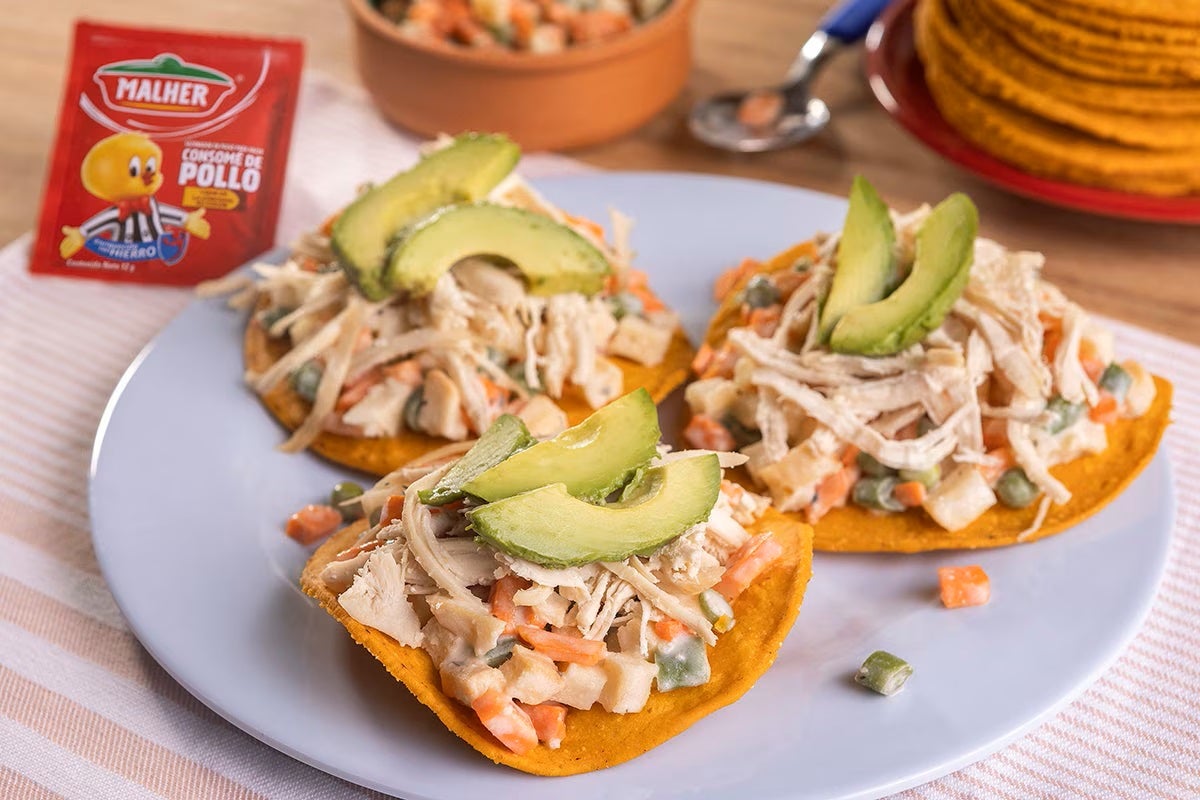 Tostadas de pollo con ensalada rusa​