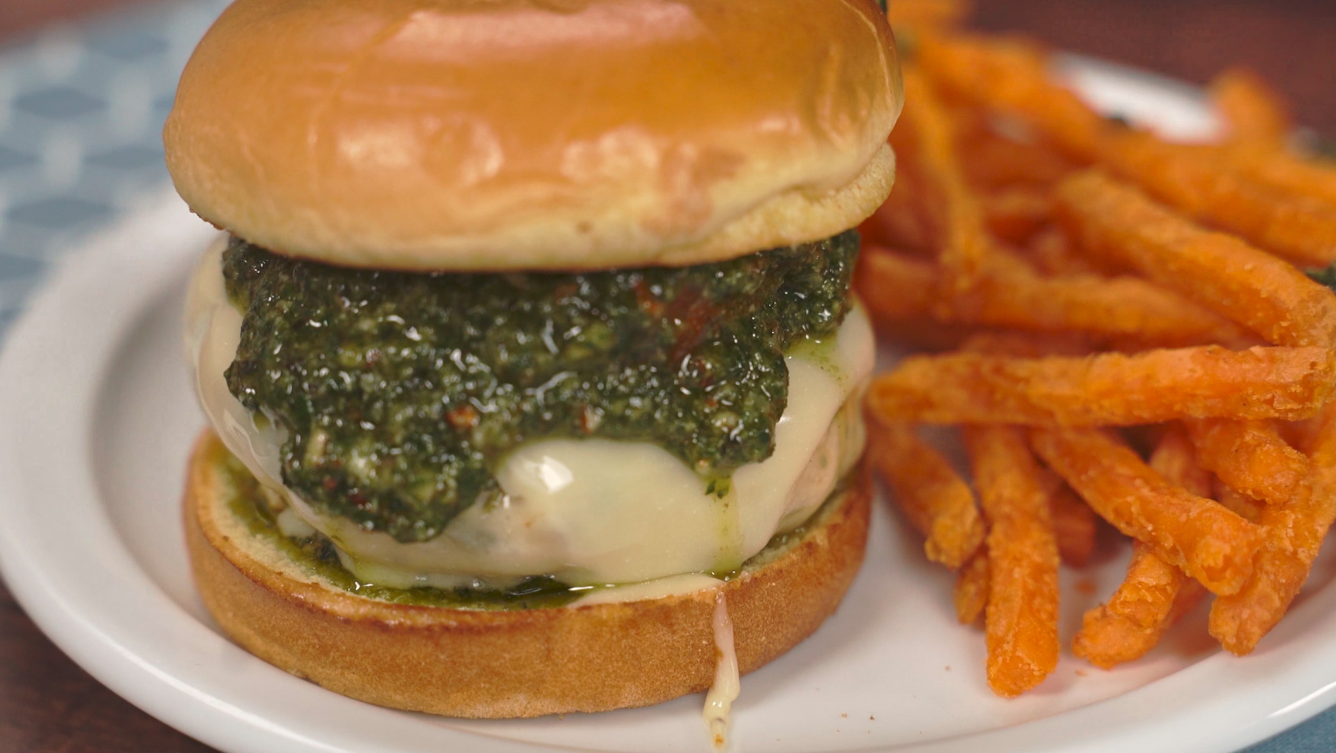 HAMBURGUESA CON POLLO AL PESTO HAMBURGUESA CON POLLO AL PESTO