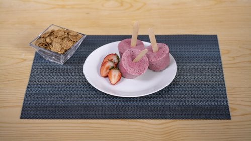 Paletas de fresa con cereal