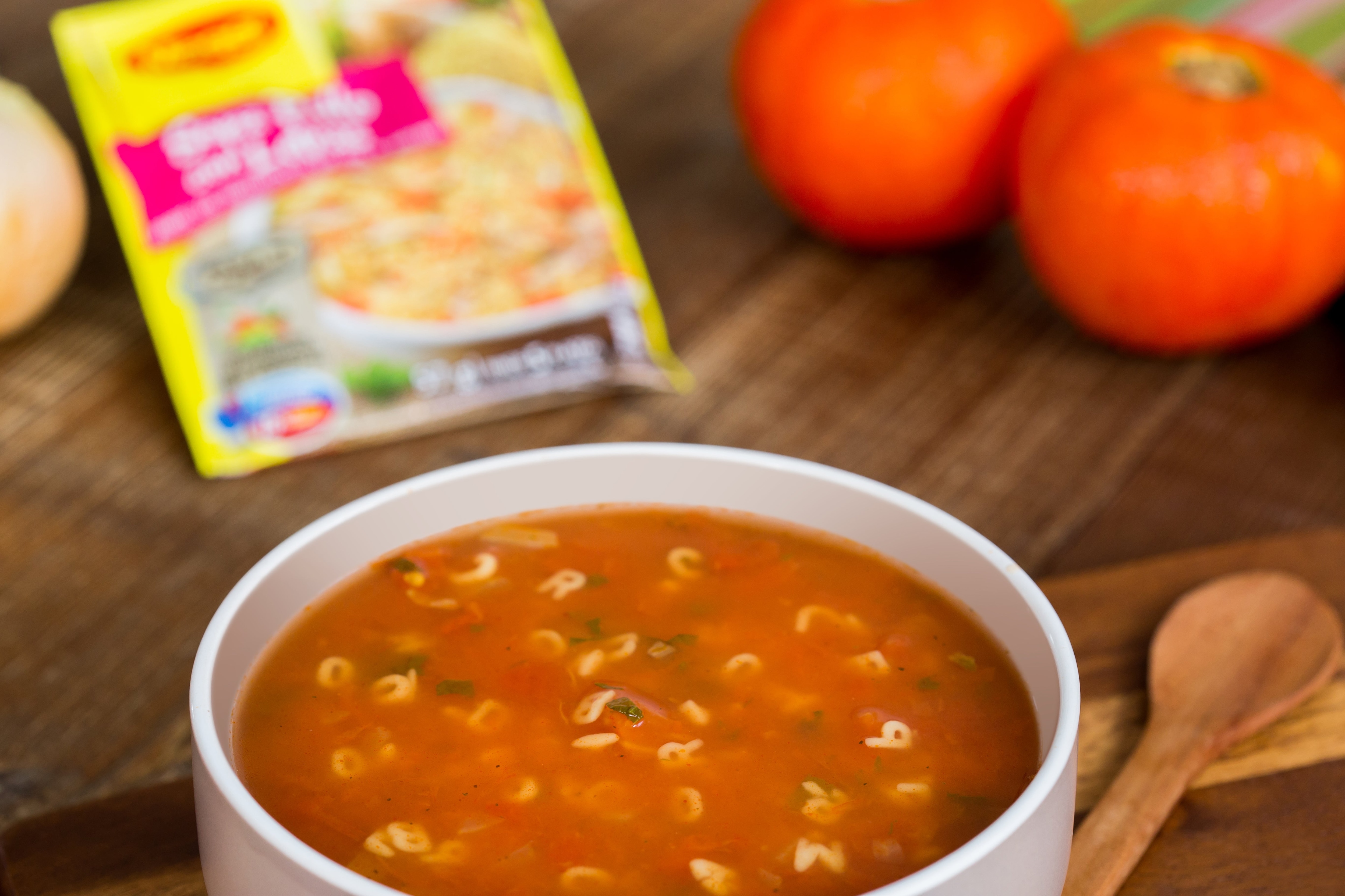 Sopa de pollo y tomate con sabor centroamericano