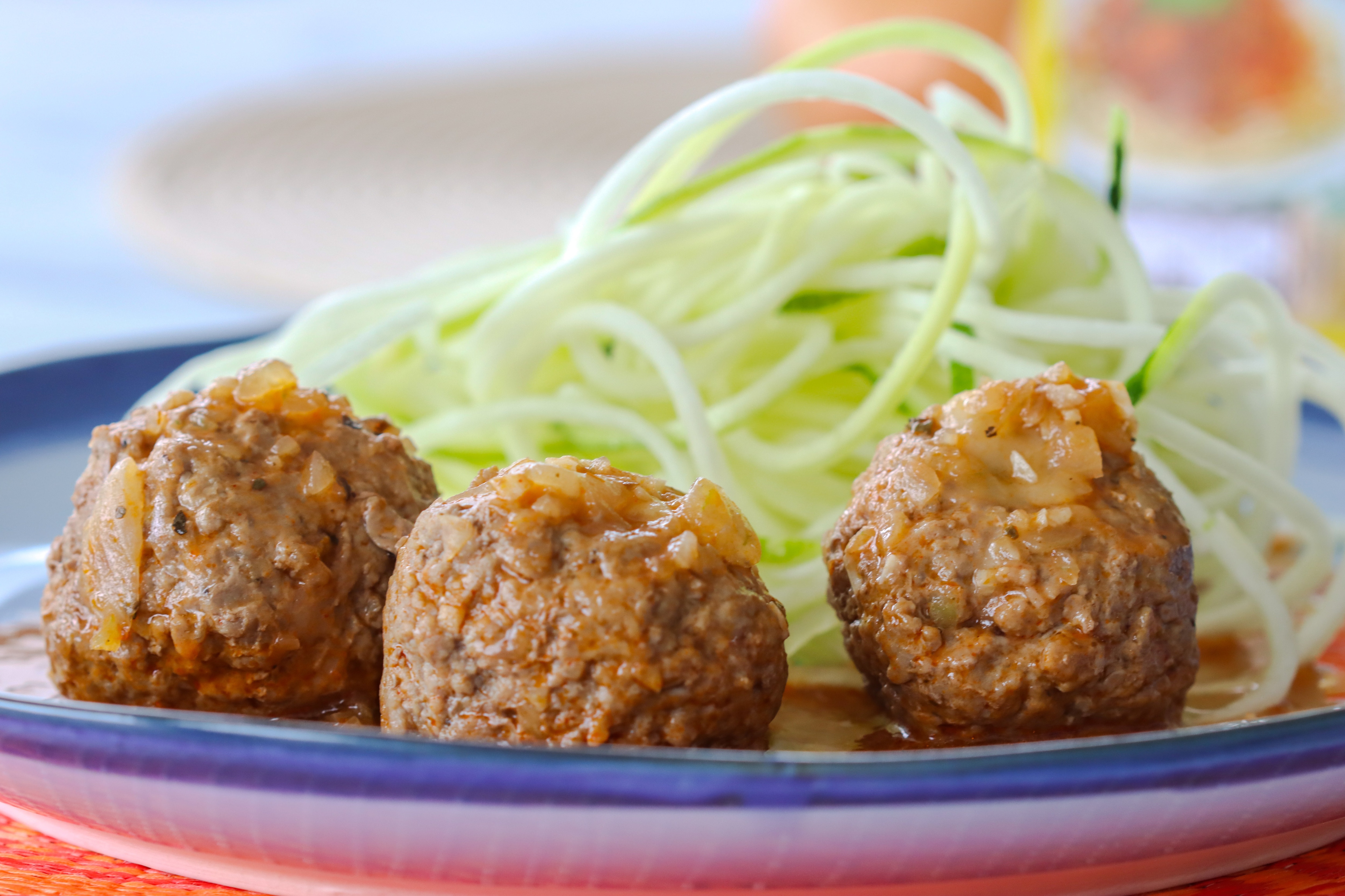 Albóndigas de Res rellenas de Queso en Salsa Boloñesa