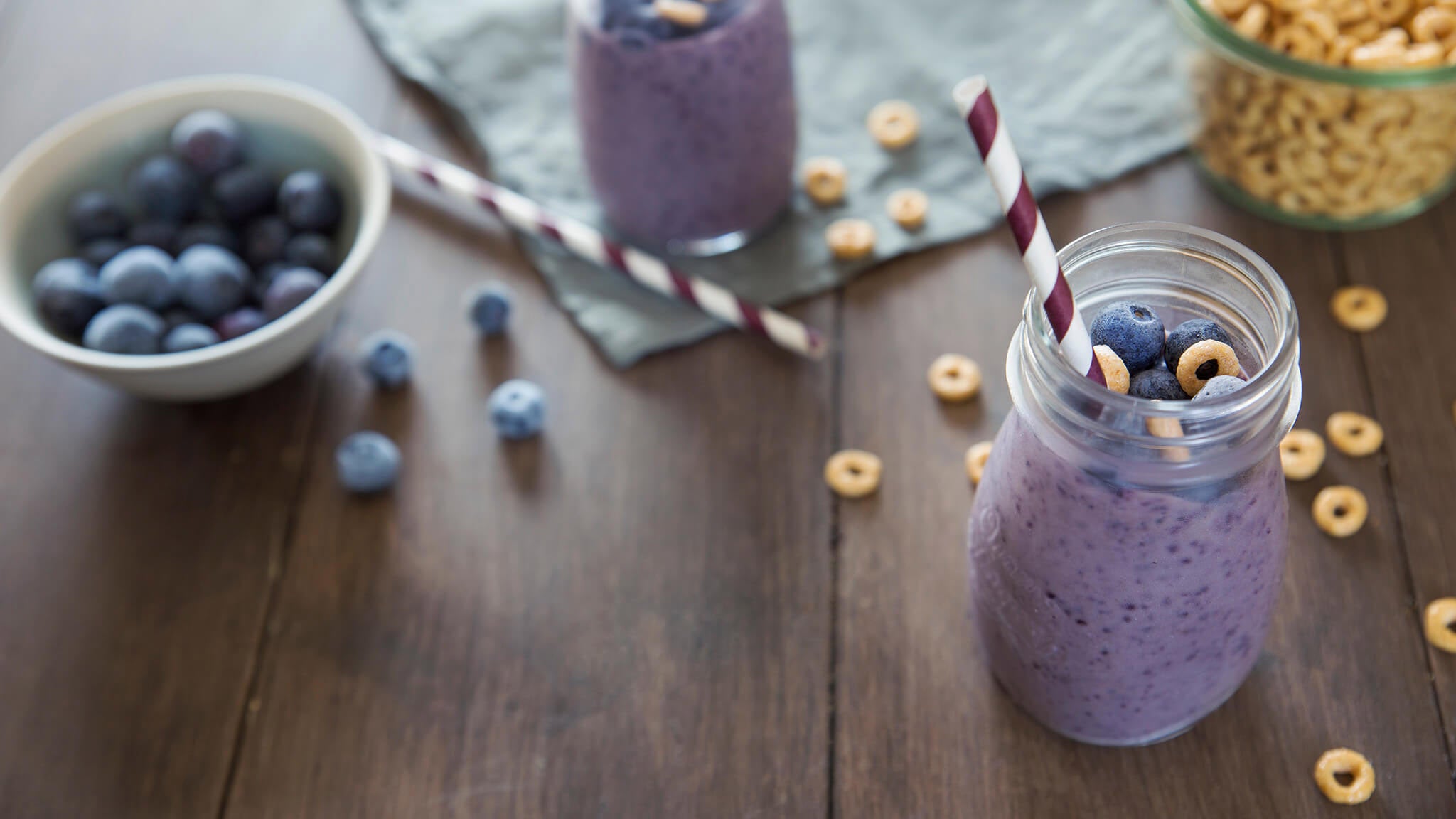 Smoothie de Banana con Arándanos y Cereal CHEERIOS®