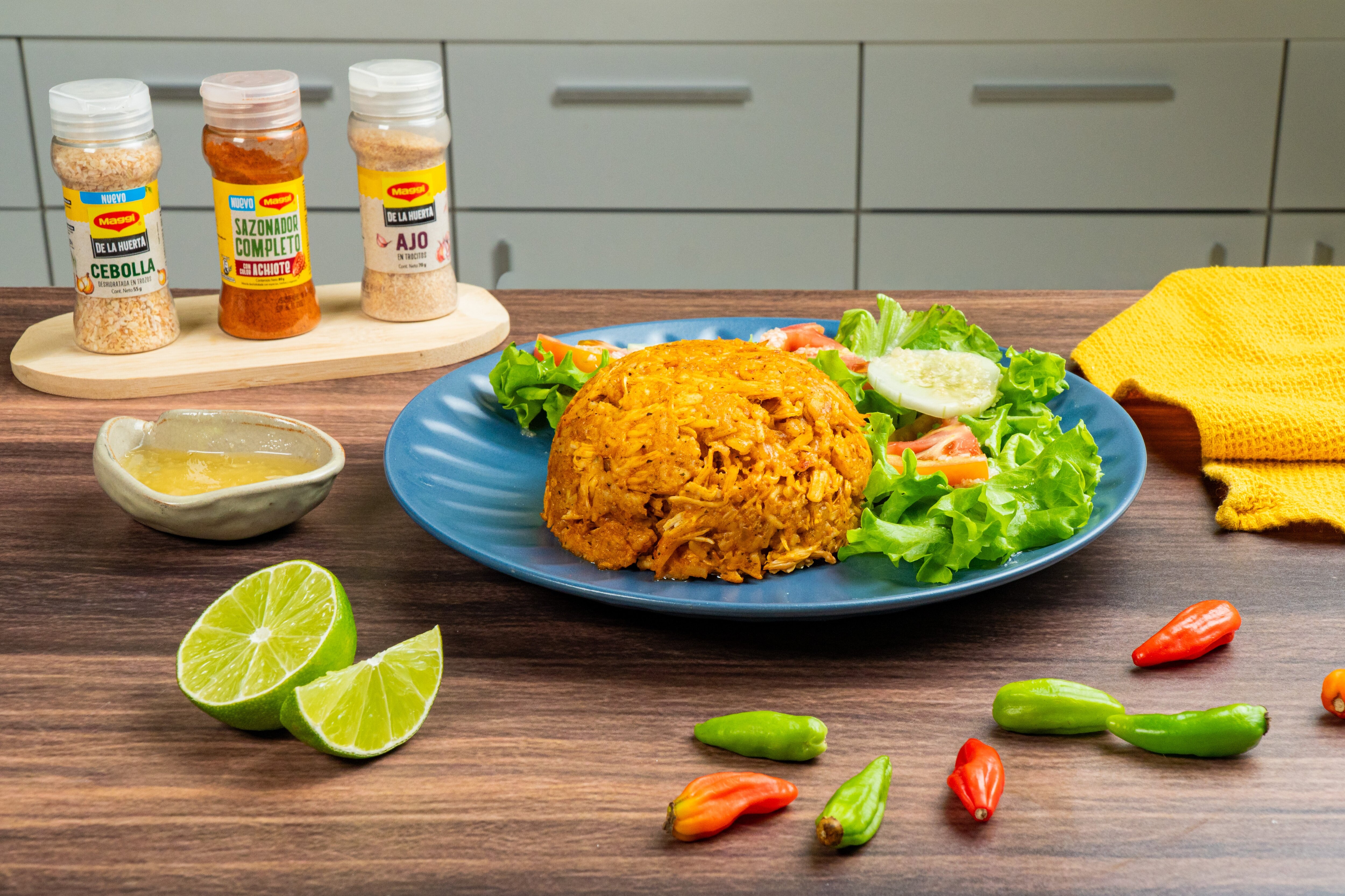 Arroz con Pollo Casero con Achiote y Ensalada a la Vinagreta Arroz con Pollo Casero con Achiote y Ensalada a la Vinagreta
