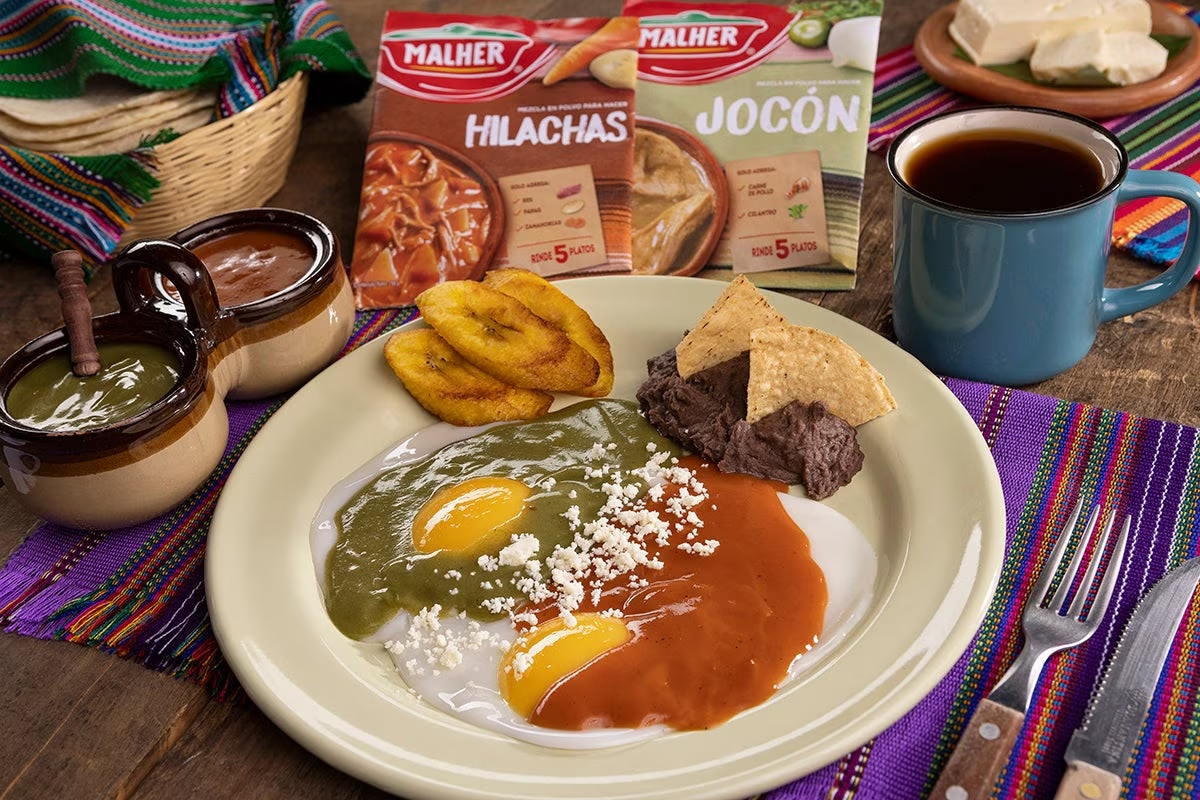 Huevos divorciados con salsa de Jocón e Hilachas​
