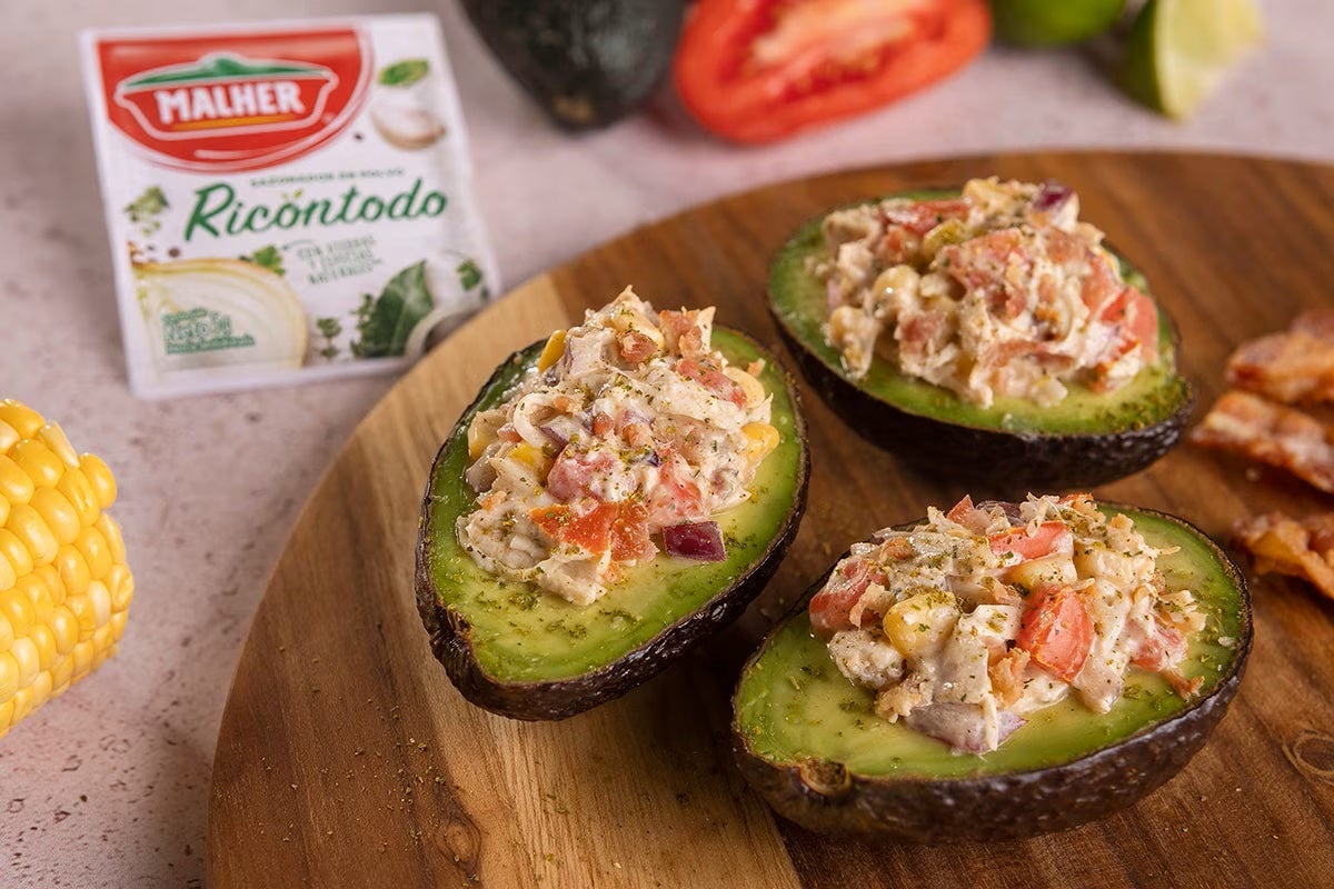 Aguacate relleno de pollo y tocino​
