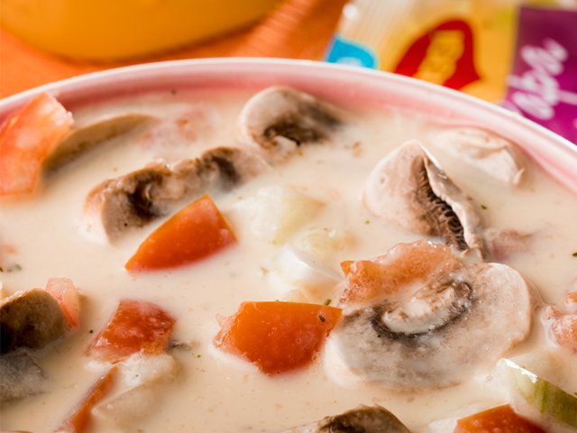Crema de Papa y Tocino MAGGI® con tomate y champiñones
