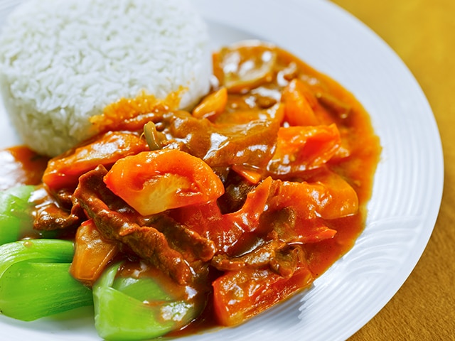 Tiritas de Puerco en Salsa Roja con Pimentones