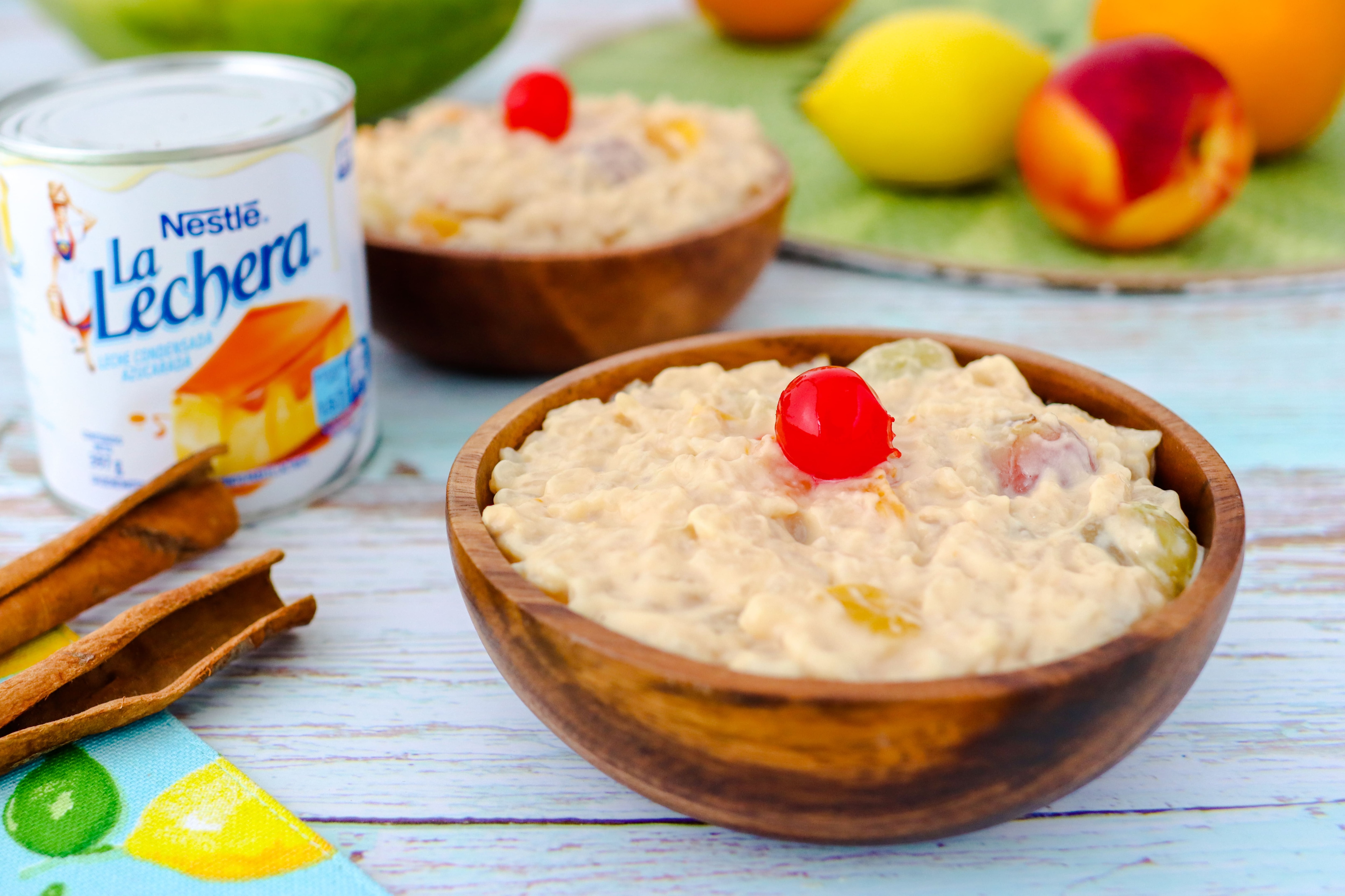 Arroz con leche, canela y Frutas
