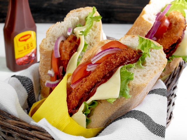 Emparedado de pollo crispy y salsa BBQ