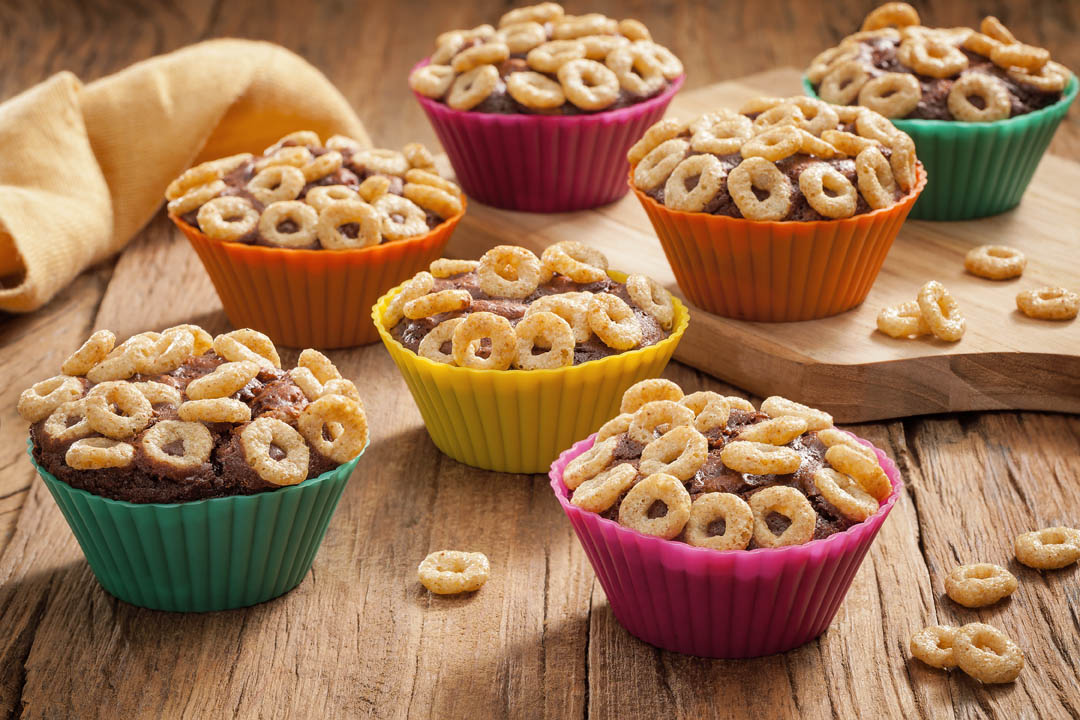 Cupcake de chocolate cubierto con cereal CHEERIOS® Miel