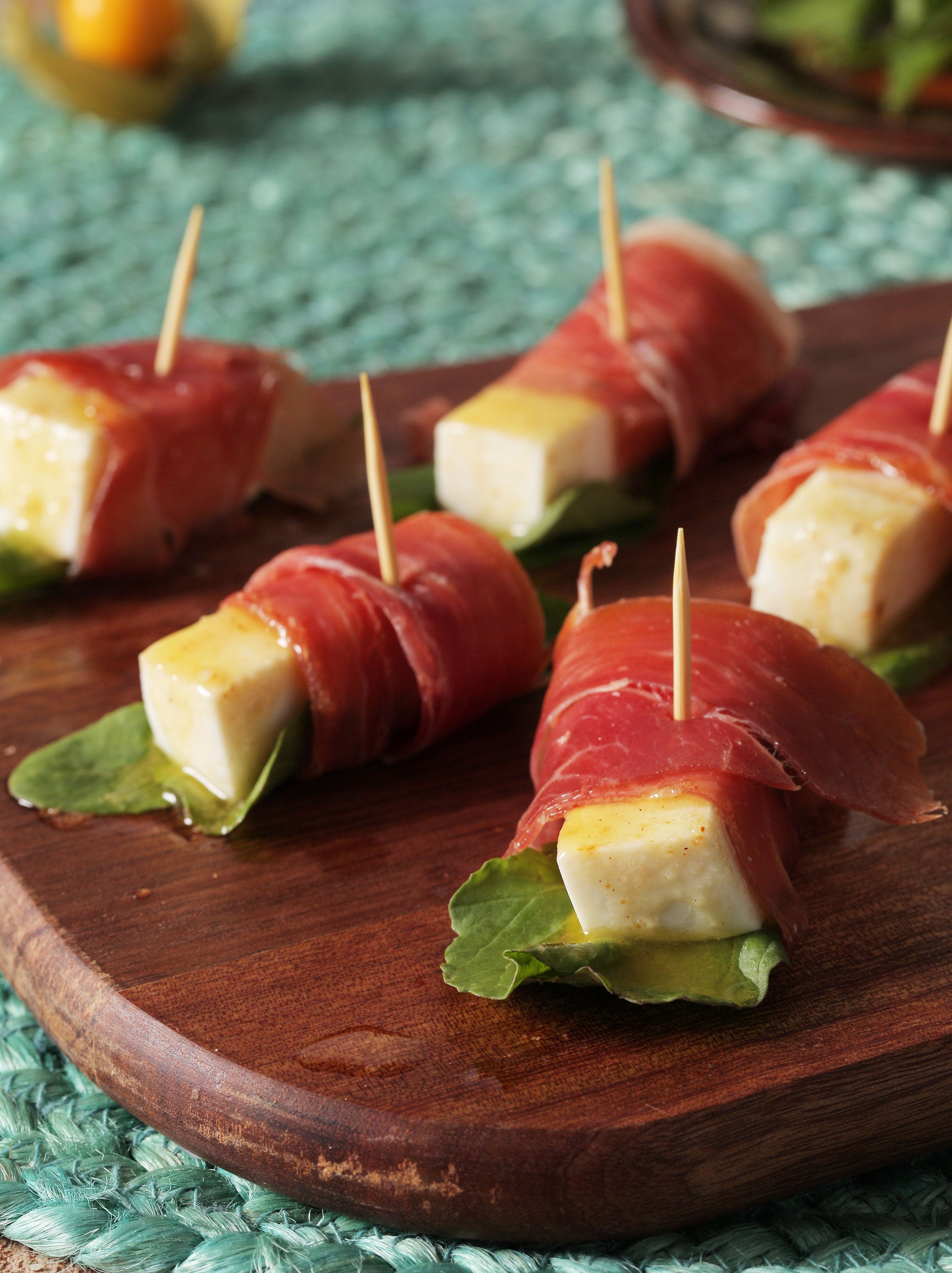 Pinchos de Queso, Rúcula y Jamon Serrano