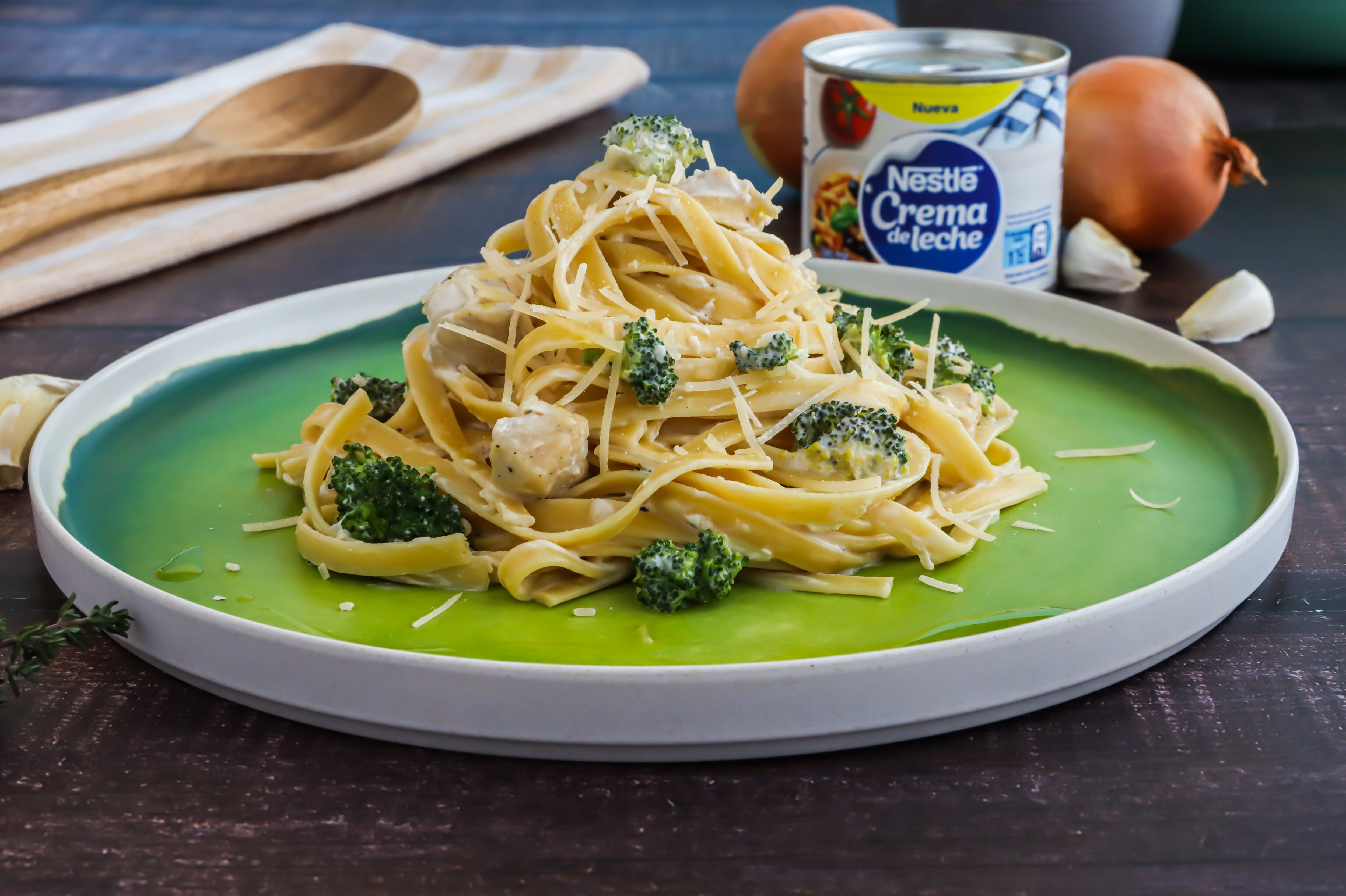 Pasta con pollo y brócoli en salsa blanca