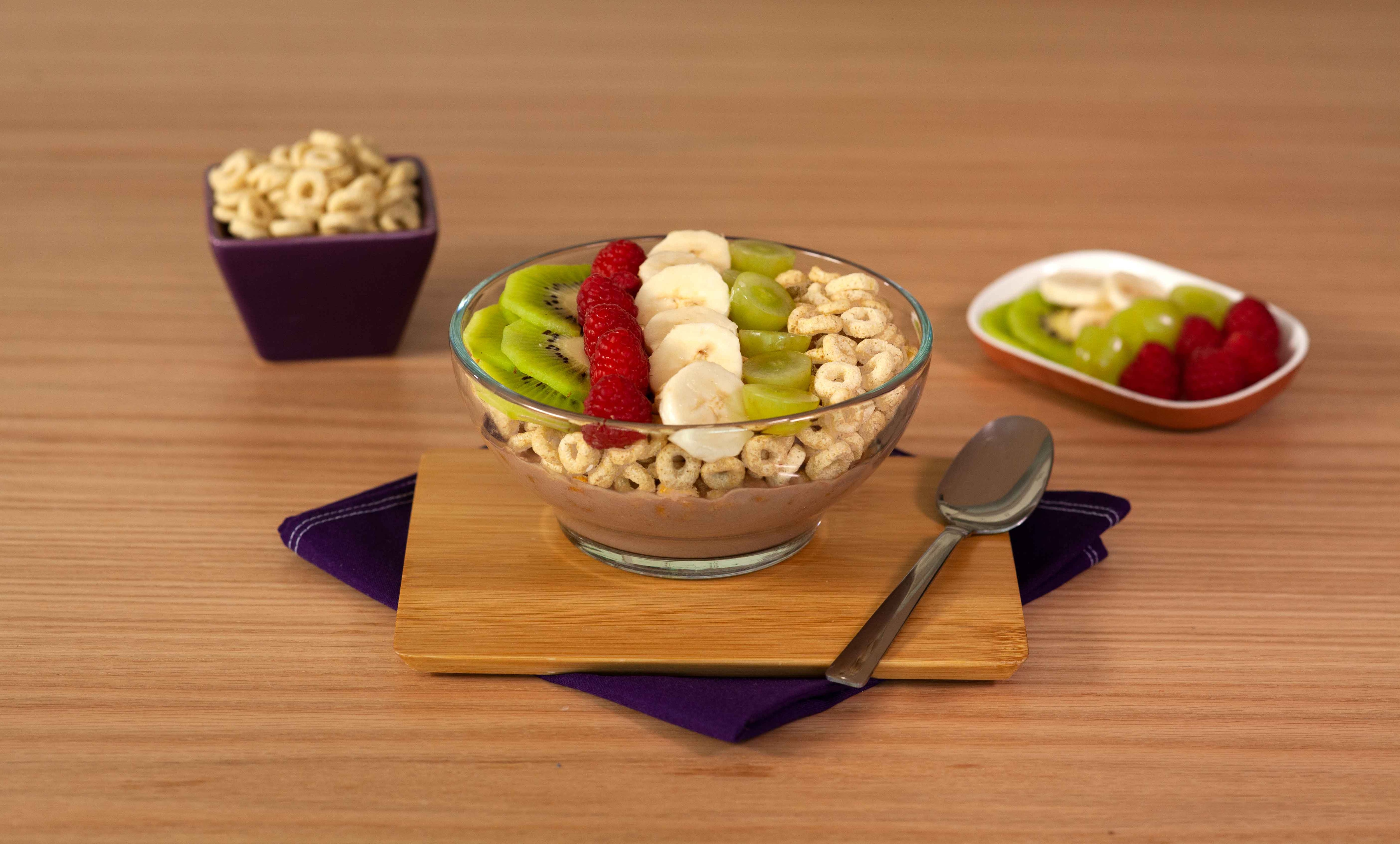 Bowl de cocoa con fruta y cereal