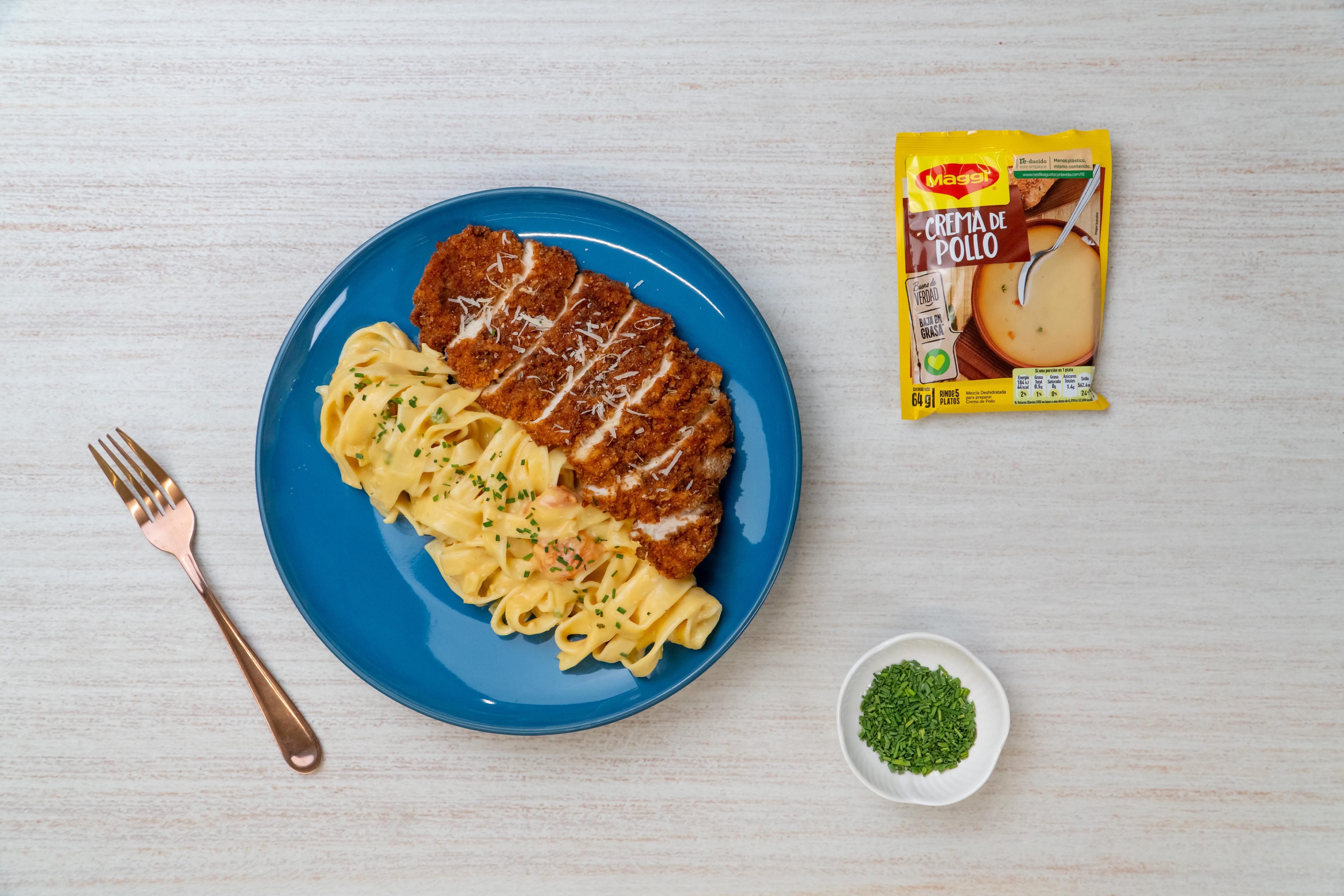 Pasta con pollo a la milanesa