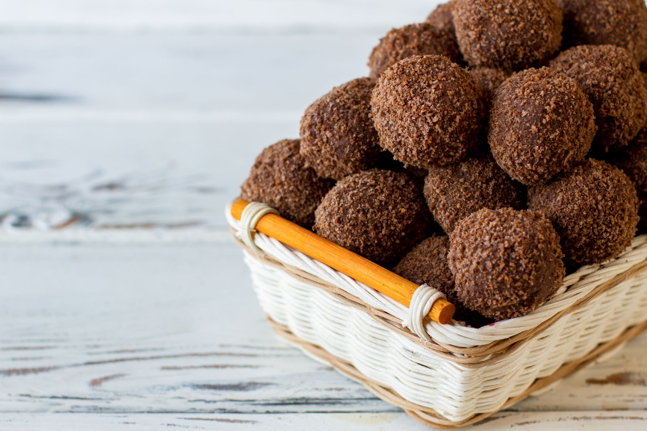 Bolitas de Tamarindo Rellenas de Leche Condensada