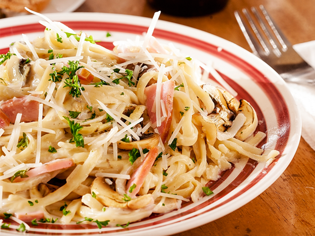 Pasta con crema de hongos y jamón