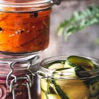 Envases con verduras alimentos fermentados Envases con verduras alimentos fermentados