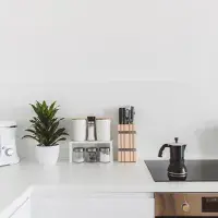 Una cocina con una estufa de vitrocerámica limpia Una cocina con una estufa de vitrocerámica limpia