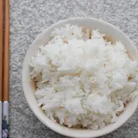 Palitos chinos con bowl de arroz para hacer sushi Palitos chinos con bowl de arroz para hacer sushi