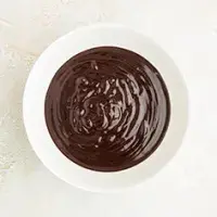 Chocolate derretido al baño María. Chocolate derretido al baño María.