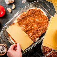 La salsa bechamel se usa con frecuencia para preparar lasañas. La salsa bechamel se usa con frecuencia para preparar lasañas.