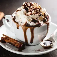 La crema batida es todo un clásico con bebidas con café y chocolate. La crema batida es todo un clásico con bebidas con café y chocolate.