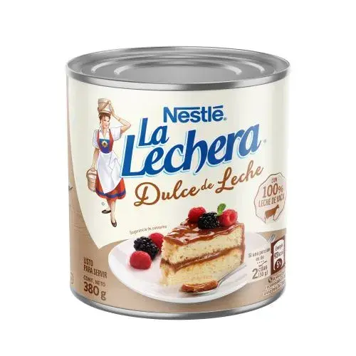 Lata de Dulce de Leche Nestlé La Lechera de 380g, con sugerencia de consumo en pastel de capas y frutos del bosque.