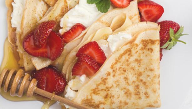 Desayuno crepe con fresas y miel