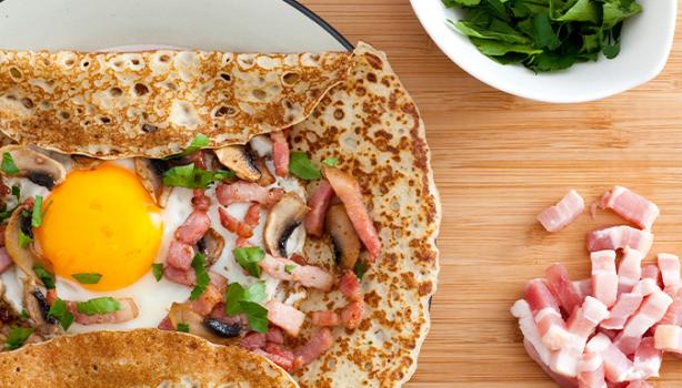 Un desayuno casero de tortilla con huevo.