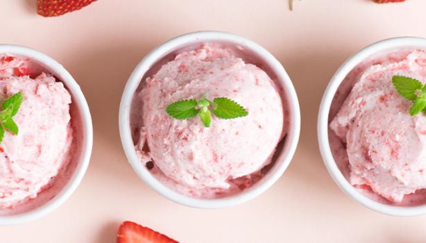 Vaso con helado de fresa