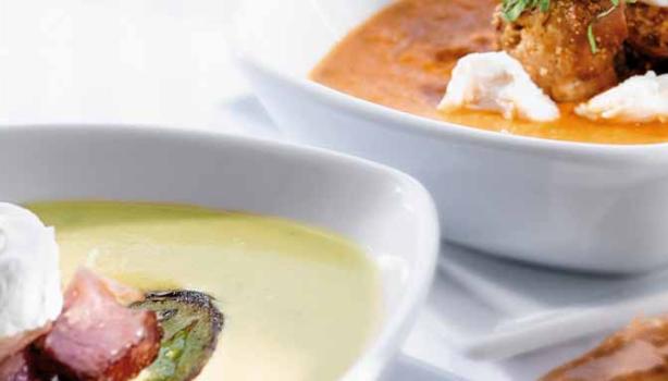 Dos tipos de sopas, acompañadas de pan