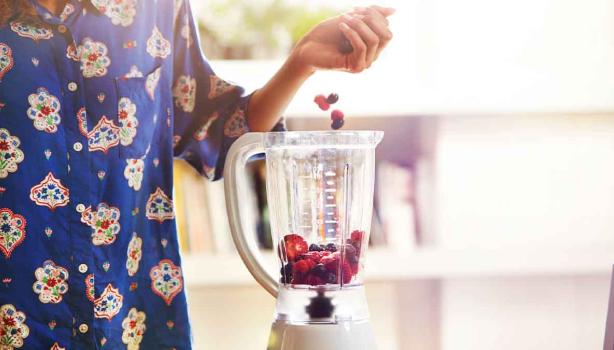 Los smoothies se pueden preparar en una licuadora portátil o tradicional