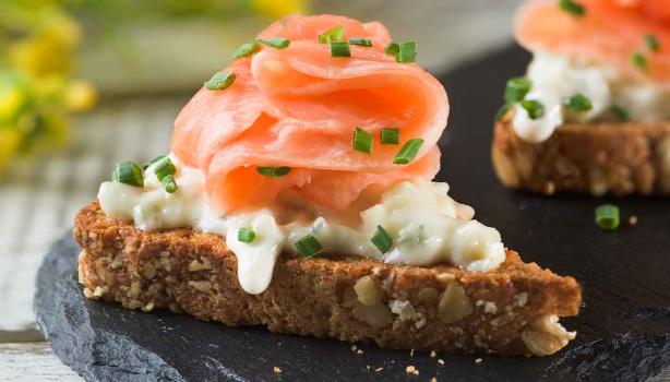 Pan de centeno con salmón ahumado y queso. 