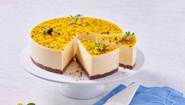 Postre de cheesecake con maracuyá 