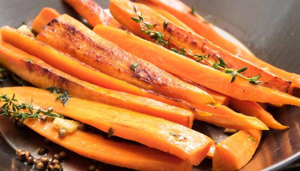 Zanahorias en tiras hechas con cortador de verduras   